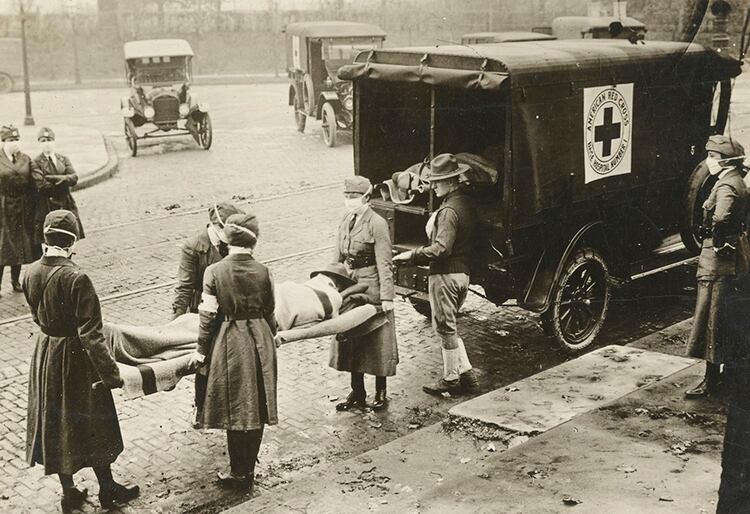 Enfermeras trasladan a un paciente en San Luis, Missouri, durante la pandemia de la gripe española (National Archives)