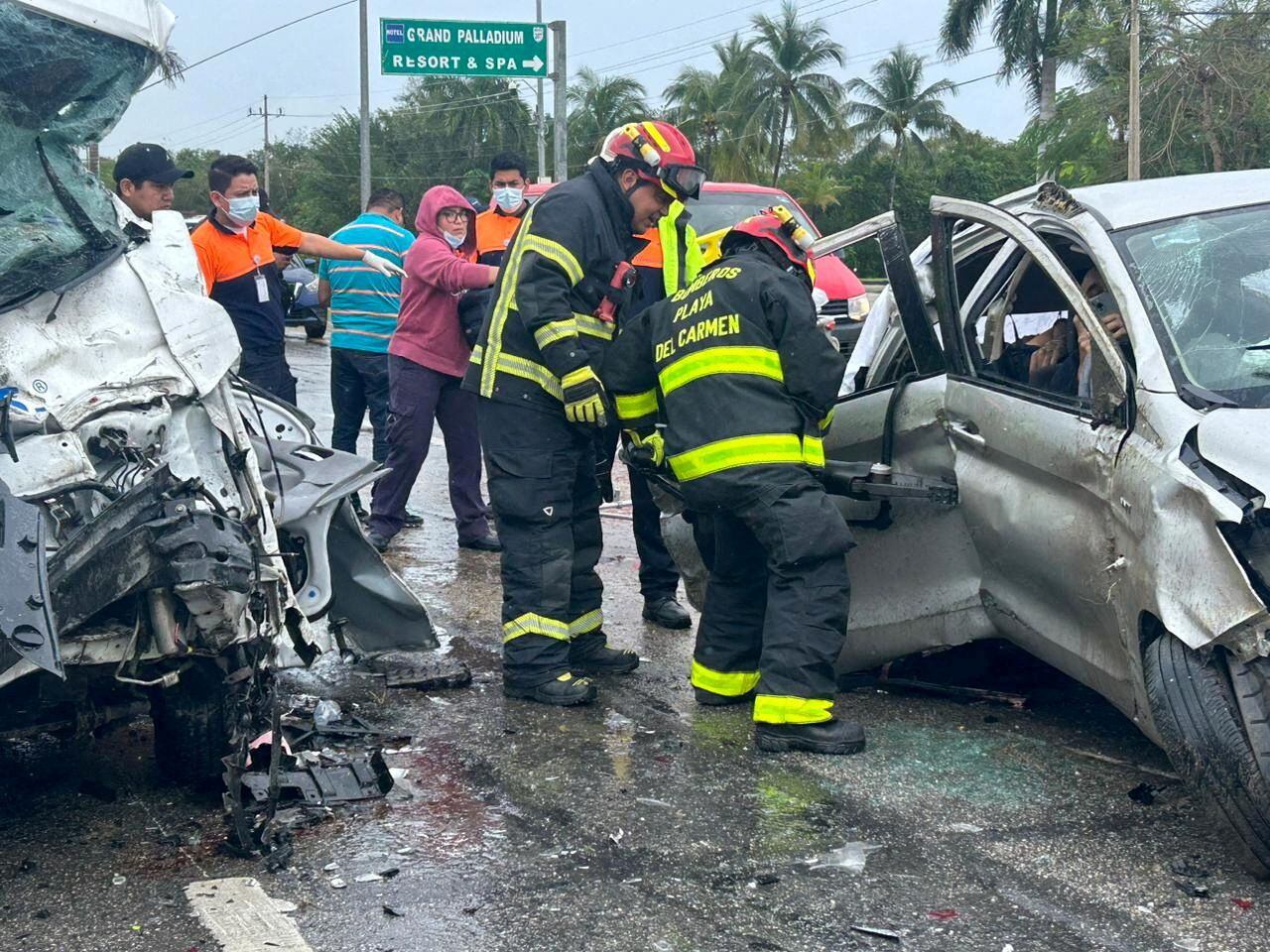 Cinco turistas argentinos y un chofer mexicano murieron en un fuerte accidente en la carretera Puerto Aventuras-Tulum