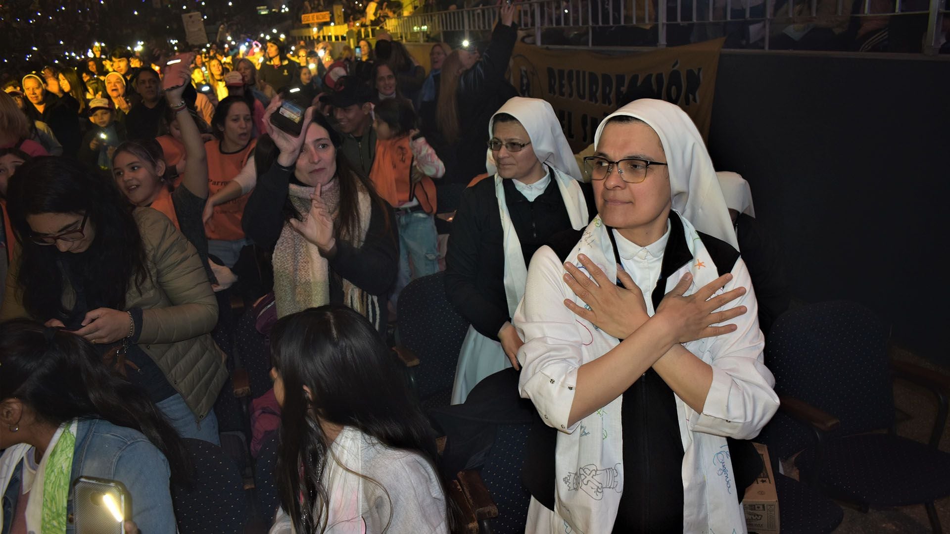 La ceremonia contó con la presencia y participación de obispos auxiliares,  monjas y sacerdotes, quienes acompañaron a los chicos que están transitando el camino de la fe