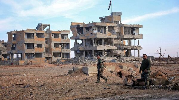 Tropas sirias en las ruinas de Deir Hafer, tras su liberación (AFP)