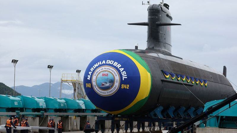 La botadura del tercer submarino diésel de la clase Scorpene, construido en Brasil con tecnología francesa, en el astillero de Itaguai. (REUTERS/Pilar Olivares)