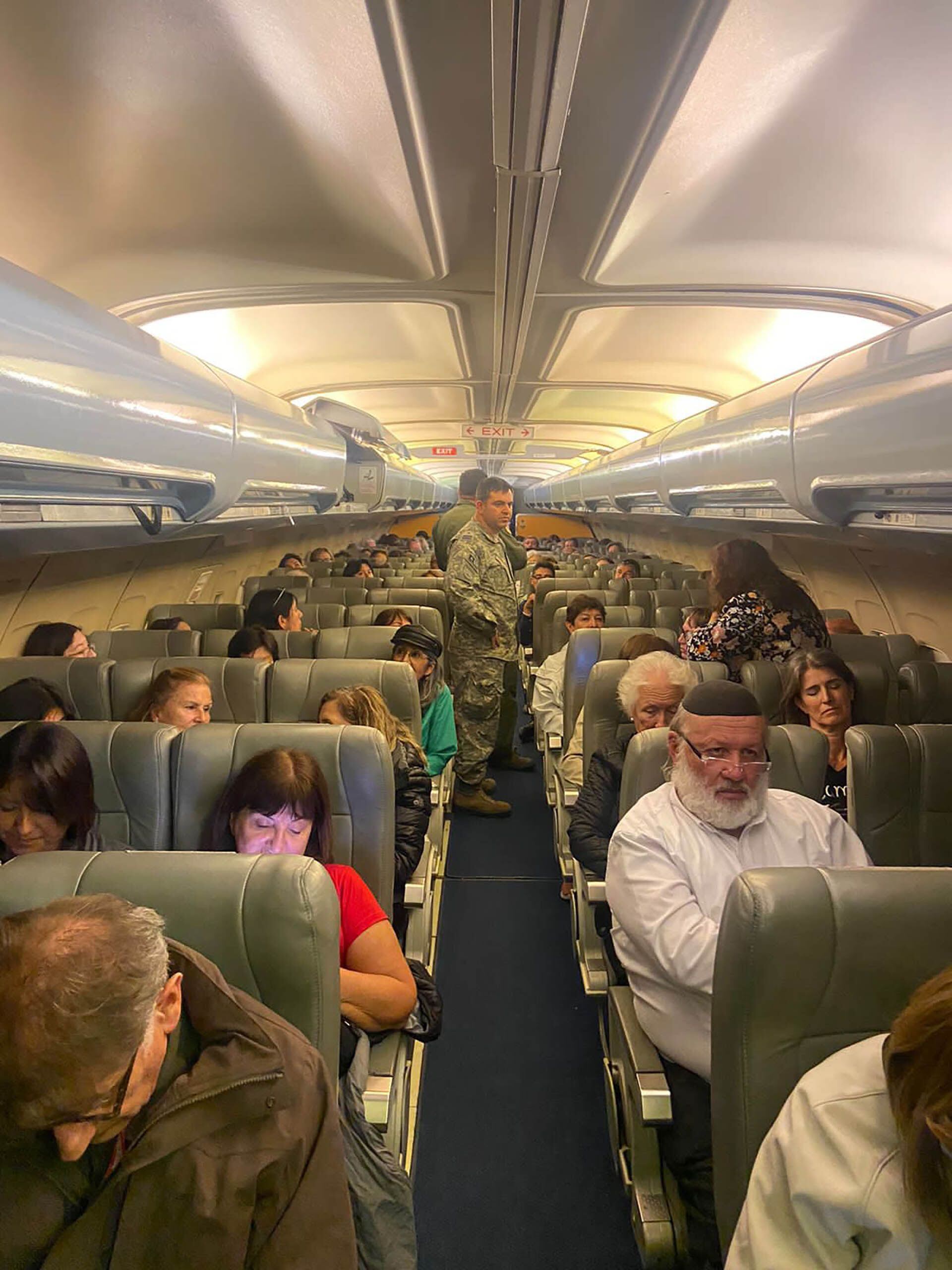 La emoción afloraba en el primer vuelo, y los ciudadanos chilenos se fueron cantando el himno nacional en el primer vuelo al que subieron. 
 
Fotos: Fuerza Aérea de Chile