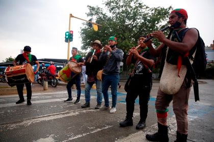 Los indígenas tocan instrumentos antes de la salida de la caravana de la minga indígena desde el suroeste de Colombia hacia Bogotá.  EFE / Ernesto Guzmán