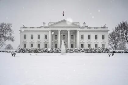 La Casa Blanca está cubierta de nieve en Washington, D.C., EE.UU. 19 de enero de 2024. REUTERS/Ken Cedeno