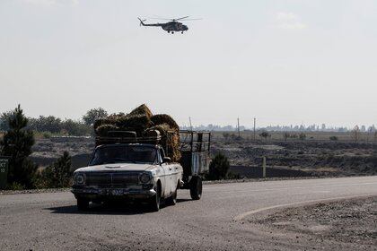 Un helicóptero militar azerí vuela cerca de la ciudad de Terter (Azerbaiyán) durante el conflicto en la región de Nagorno-Karabaj el 23 de octubre de 2020. REUTERS / Umit Bektas