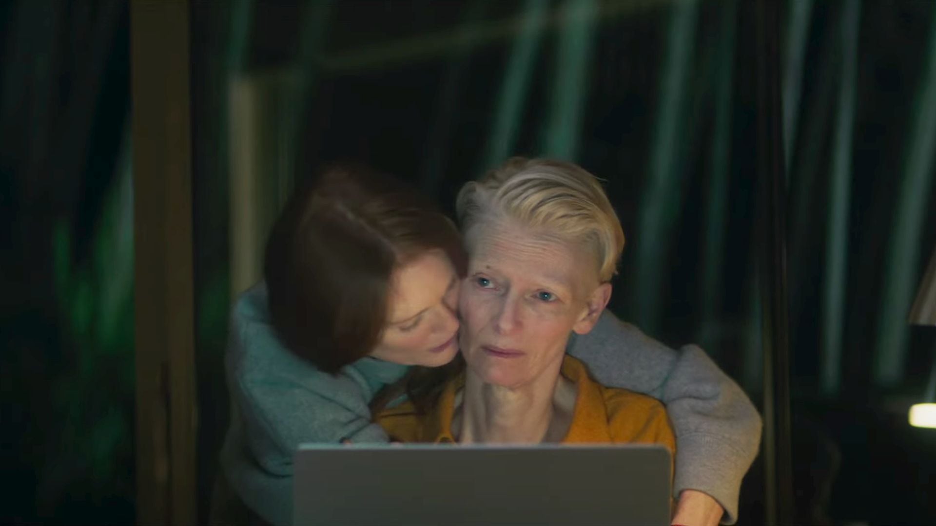 Julianne Moore abraza a Tilda Swinton en 'La habitación de al lado', de Pedro Almodóvar, una producción de El Deseo. (Distribuida en España por Warner Bros.)