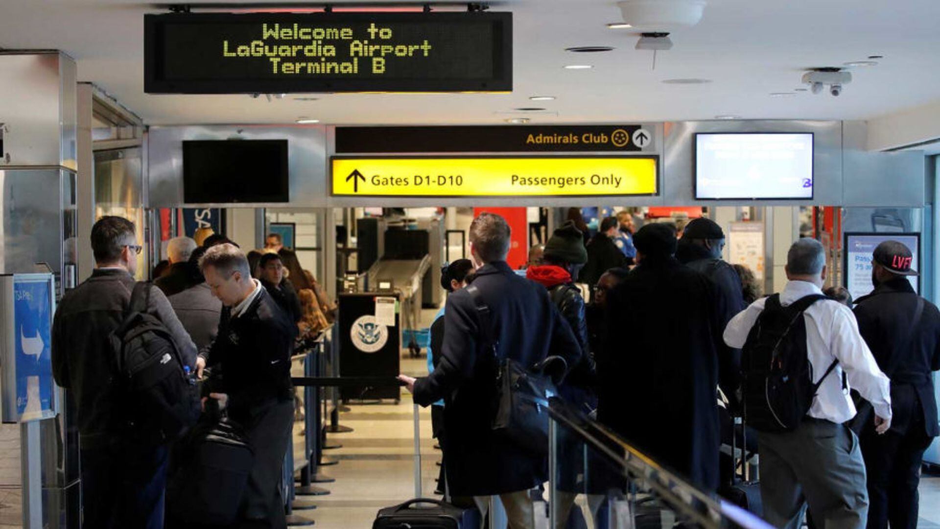 Una fila de pasajeros espera para pasar el control de seguridad en el aeropuerto de LaGuardia  (Foto: Reuters)