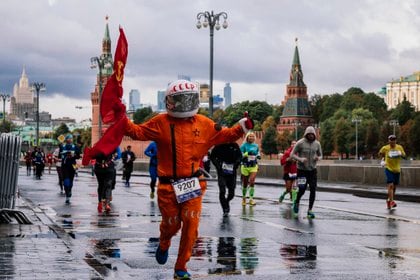 Correr bajo la lluvia no hace mal, pero quedarse quieto, mojado, tomando frío sí puede afectar nuestra salud (Photo by Dimitar DILKOFF / AFP)
