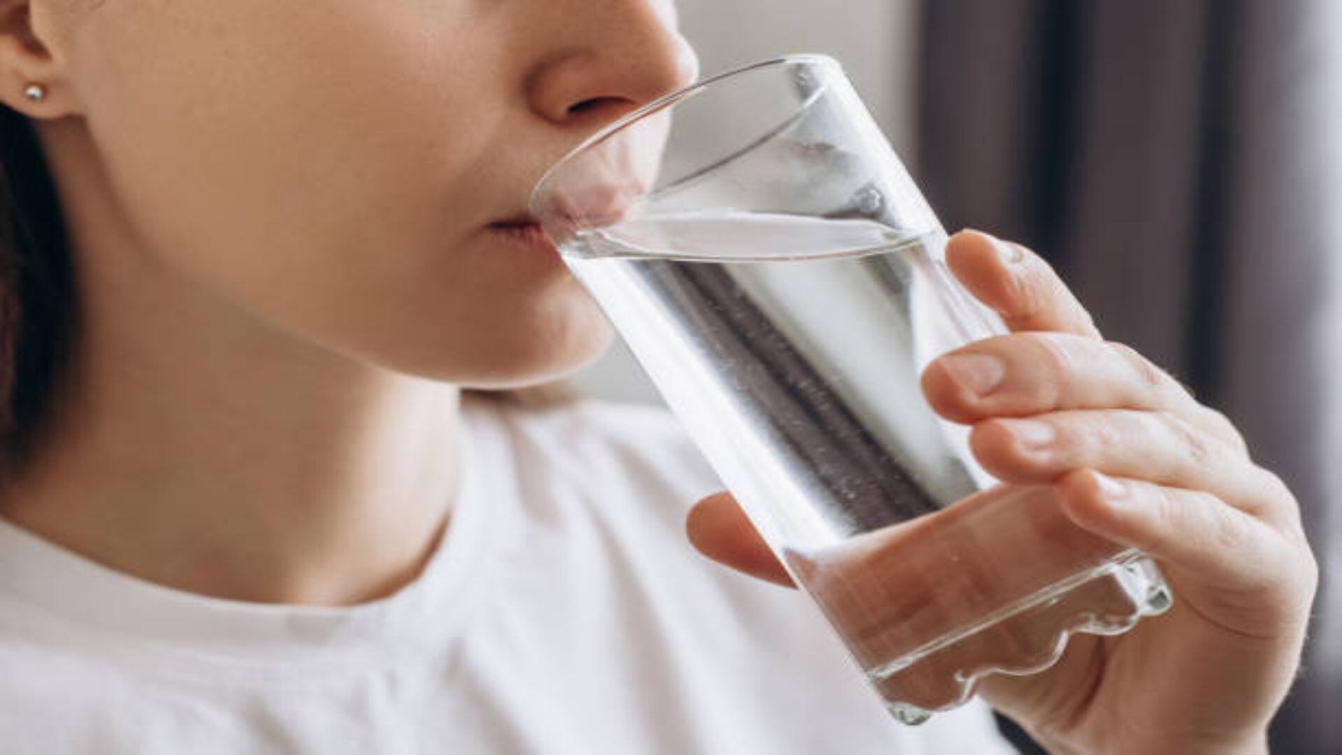 Algunos expertos recomiendan tomar agua fría para intentar frenar los espasmos del diafragma