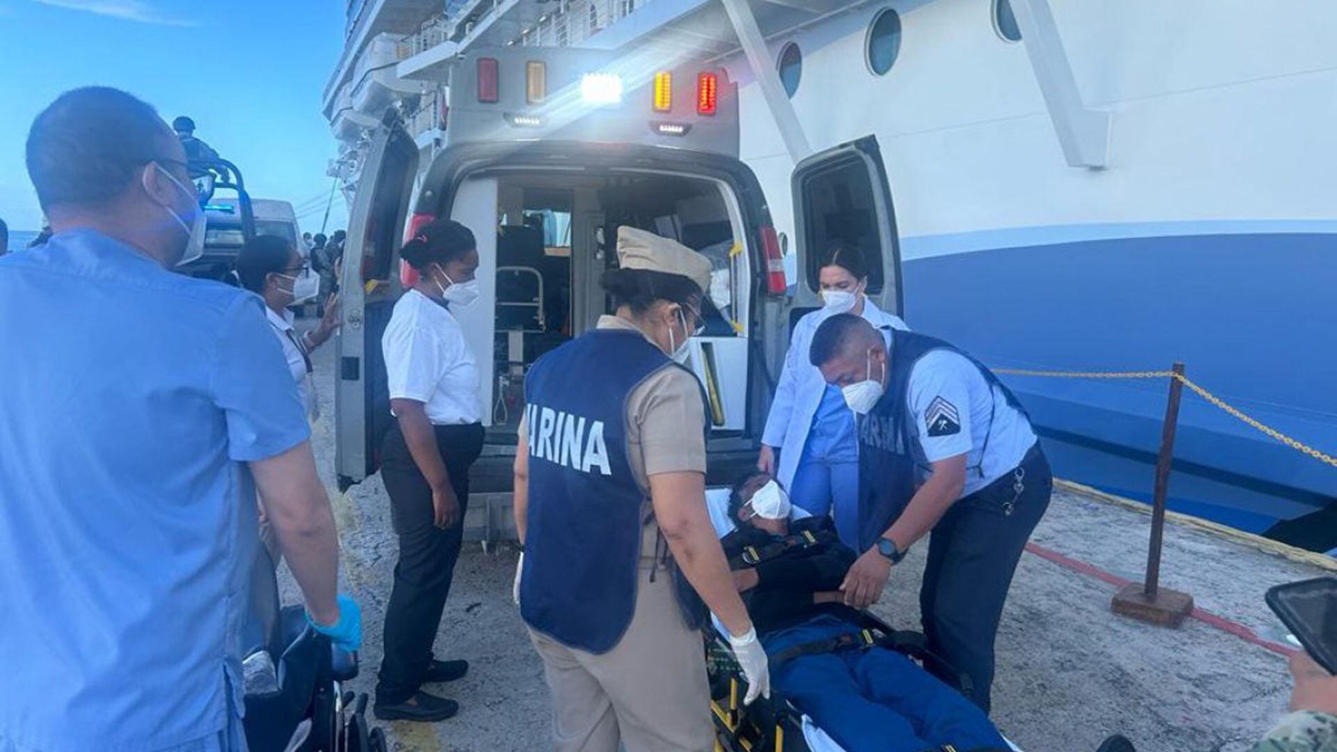 Un crucero rescató a 12 migrantes cubanos en México