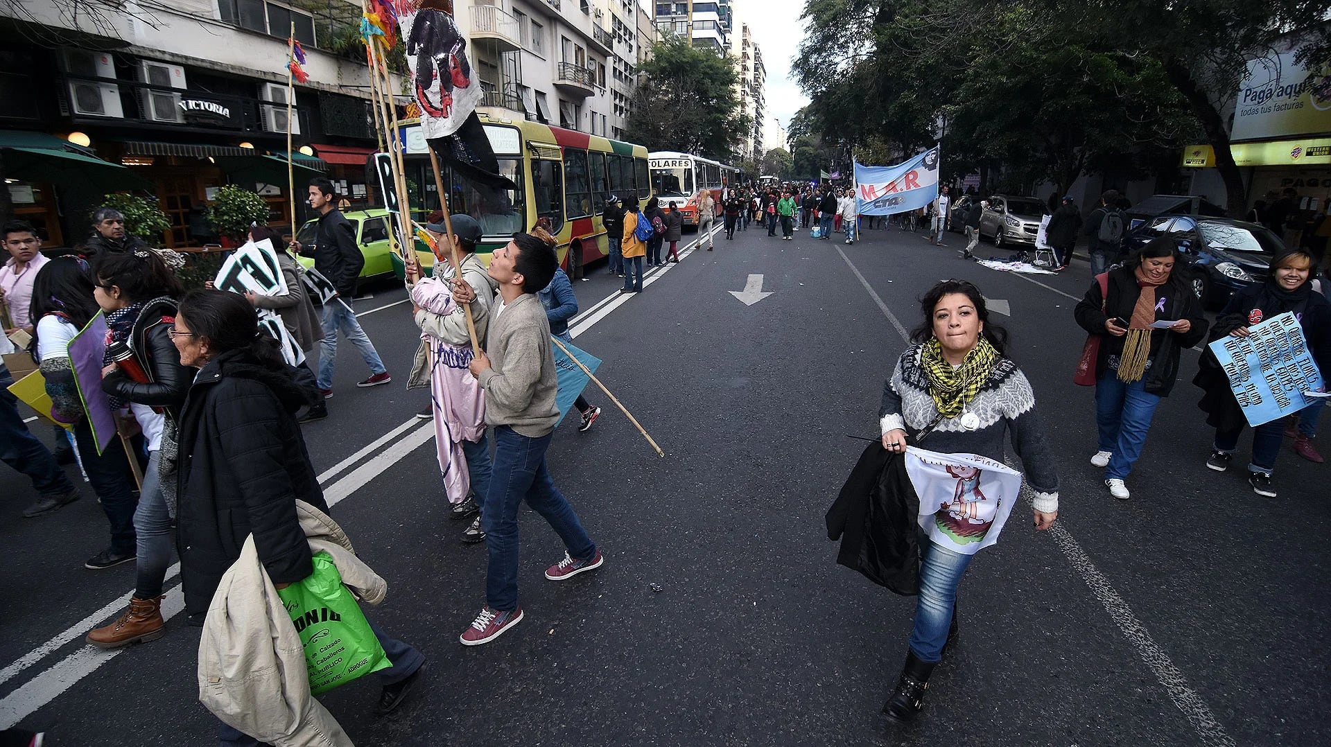 Algunos grupos se trasladaron en colectivos que gestionaron las organizaciones con las que se movilizaron (Nicolás Stulberg)