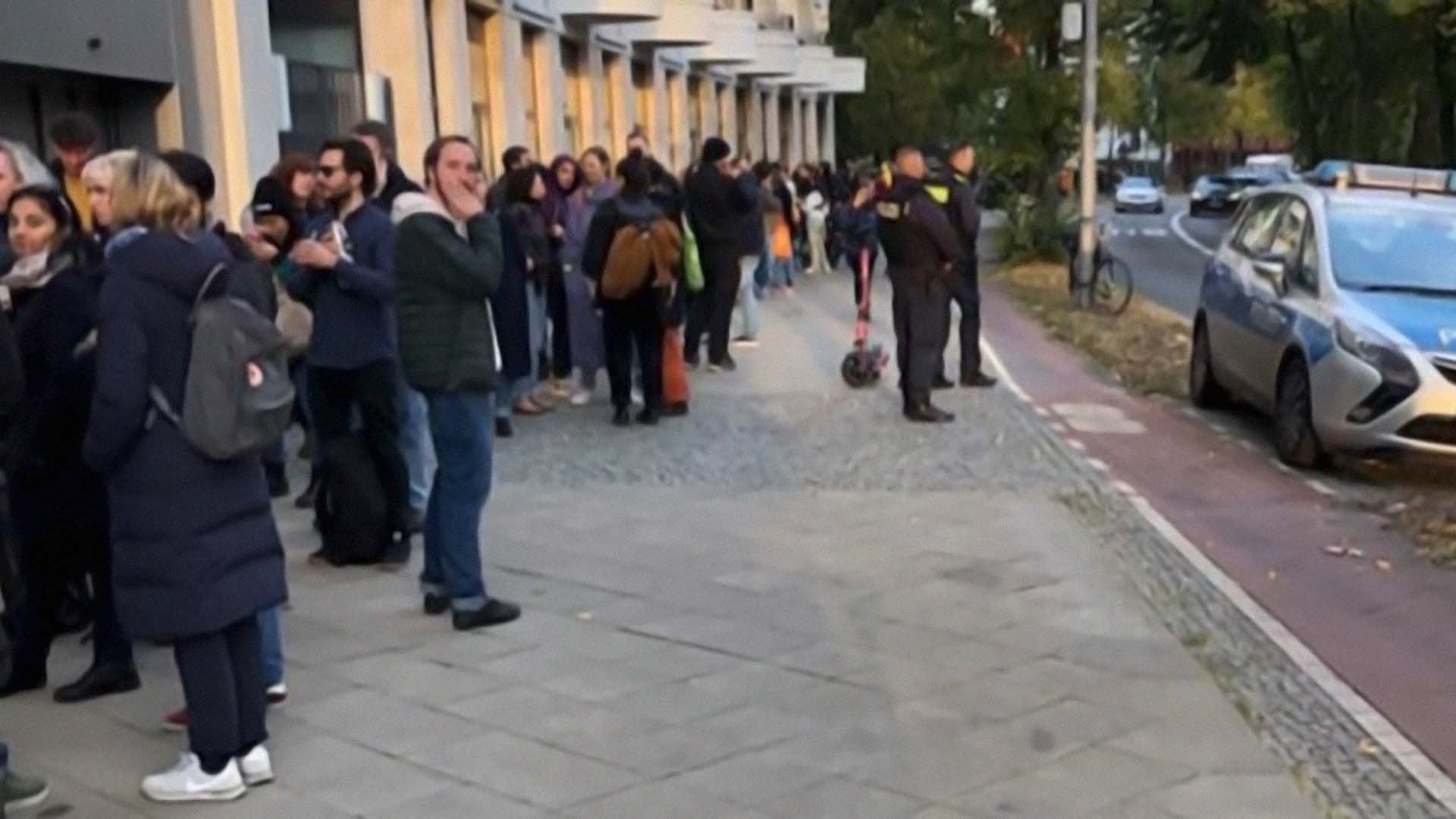 Largas filas y demoras para votar en Berlín, Alemania. 