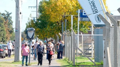 Varios jubilados fueron hasta el Estadio Ciudad de La Plata pero tuvieron que regresar a sus domicilios sin recibir la vacuna, 