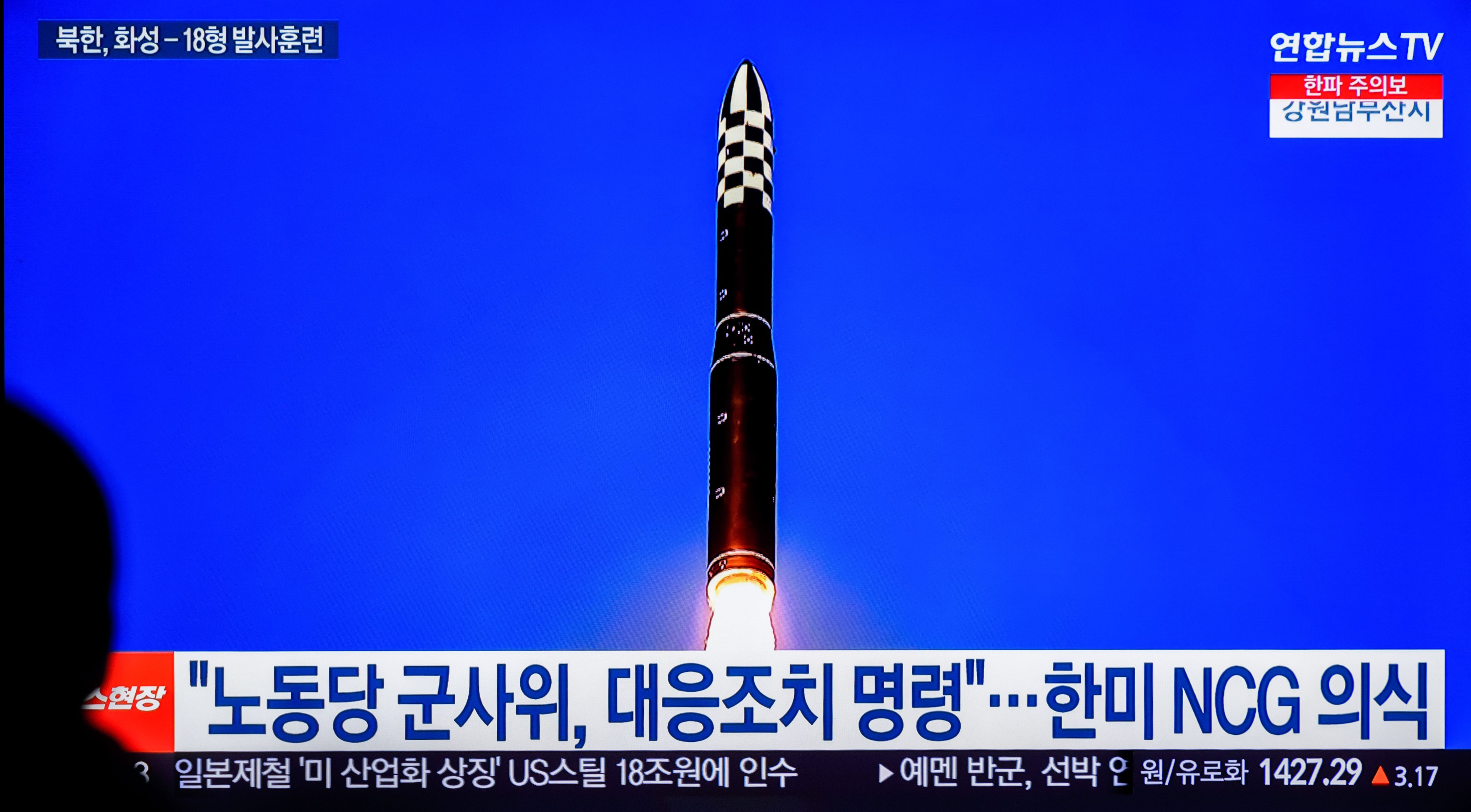 19/12/2023 December 19, 2023, Seoul, South Korea: A TV at Yongsan Railway Station shows North Korea's fired Hwasong-18 solid-fuel intercontinental ballistic missile (ICBM). North Korea confirmed it test-fired a Hwasong-18 solid-fuel intercontinental ballistic missile (ICBM) the previous day, with North Korean leader Kim Jong Un saying the launch showed what option he would take ''when Washington makes a wrong decision.'' The ICBM flew 1,002.3 kilometers for 4,415 seconds at a maximum altitude of 6,518.2 km before ''accurately'' hitting the East Sea, the KCNA said. POLITICA Europa Press/Contacto/KIM Jae-Hwan 