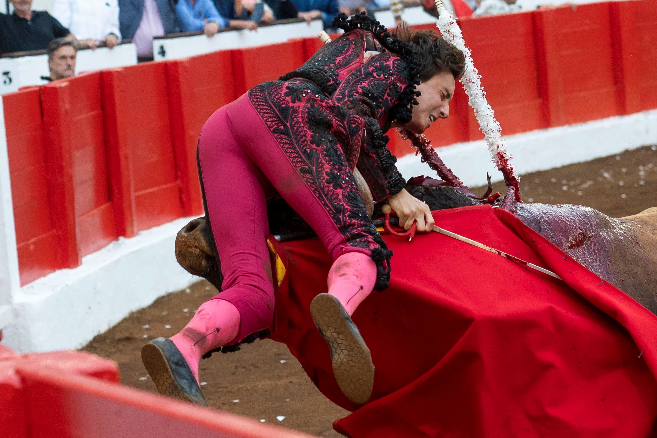 El torero Andrés Roca Rey, durante el cuarto día de la Feria de Santiago de Santander. EFE/ Pedro Puente Hoyos