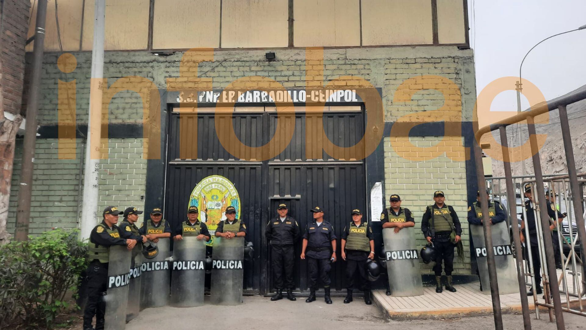 Resguardo policial en los exteriores del Penal Barbadillo.