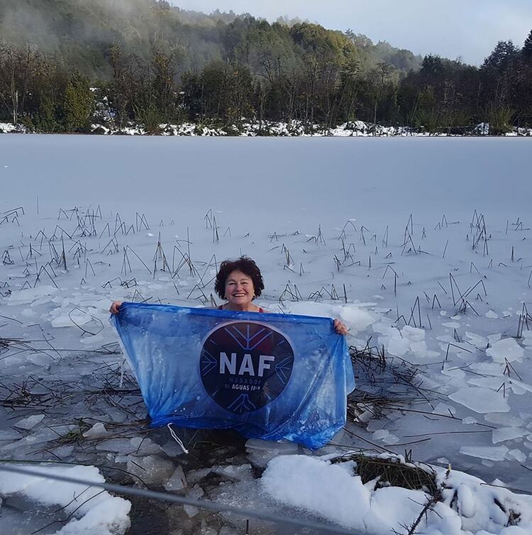 Villa La Angostura 2017. Después de nadar en aguas frías con un traje de neoprene, el 14 de febrero, Celia buscó un nuevo desafío: sumergirse solo con su malla. Lo logró el 25 de julio. (Celia Olmos)