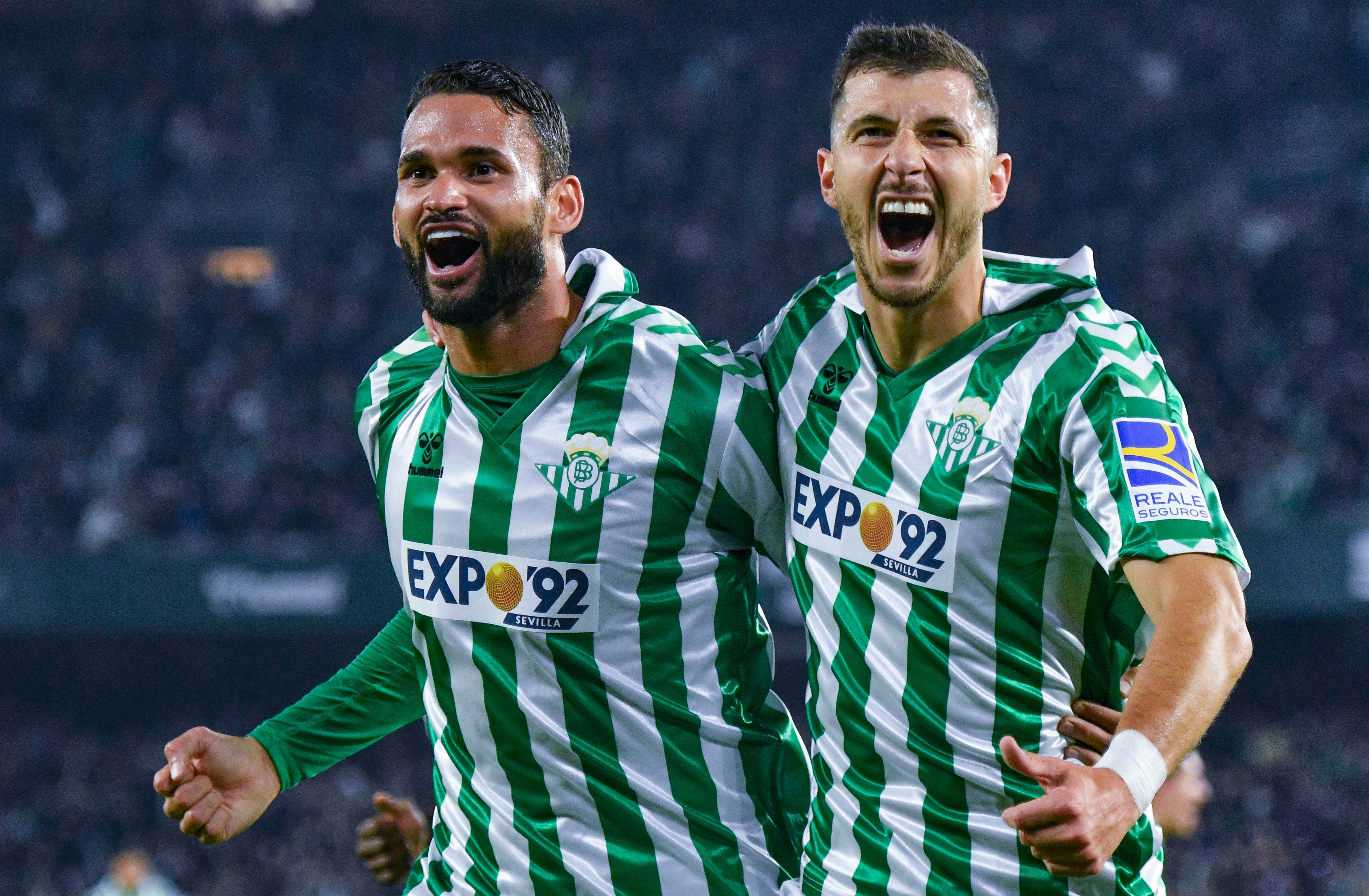 El jugador argentino Guido Rodríguez celebra un gol del Betis en el estadio Benito Villamarín de Sevilla (EFE/ Raúl Caro/Archivo)
