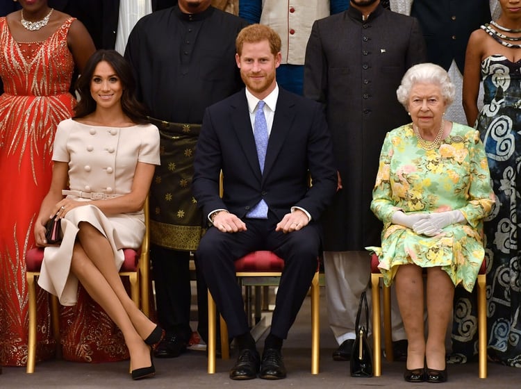 Meghan, la reina y Harry, en junio de 2018, cuando no hay ninguna disputa familiar (Reuters)