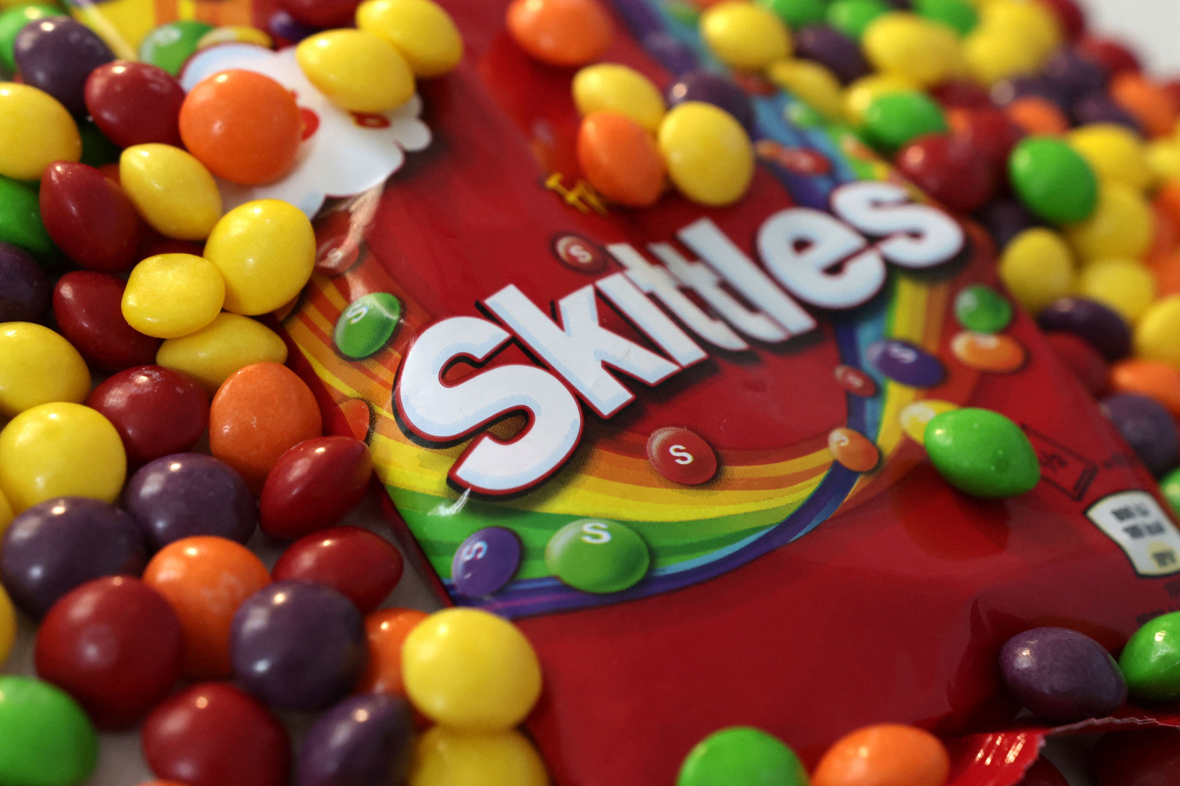 El aditivo cuestionado en los populares caramelos Skittles finalmente no fue prohibido. (REUTERS/Dado Ruvic/Illustration)