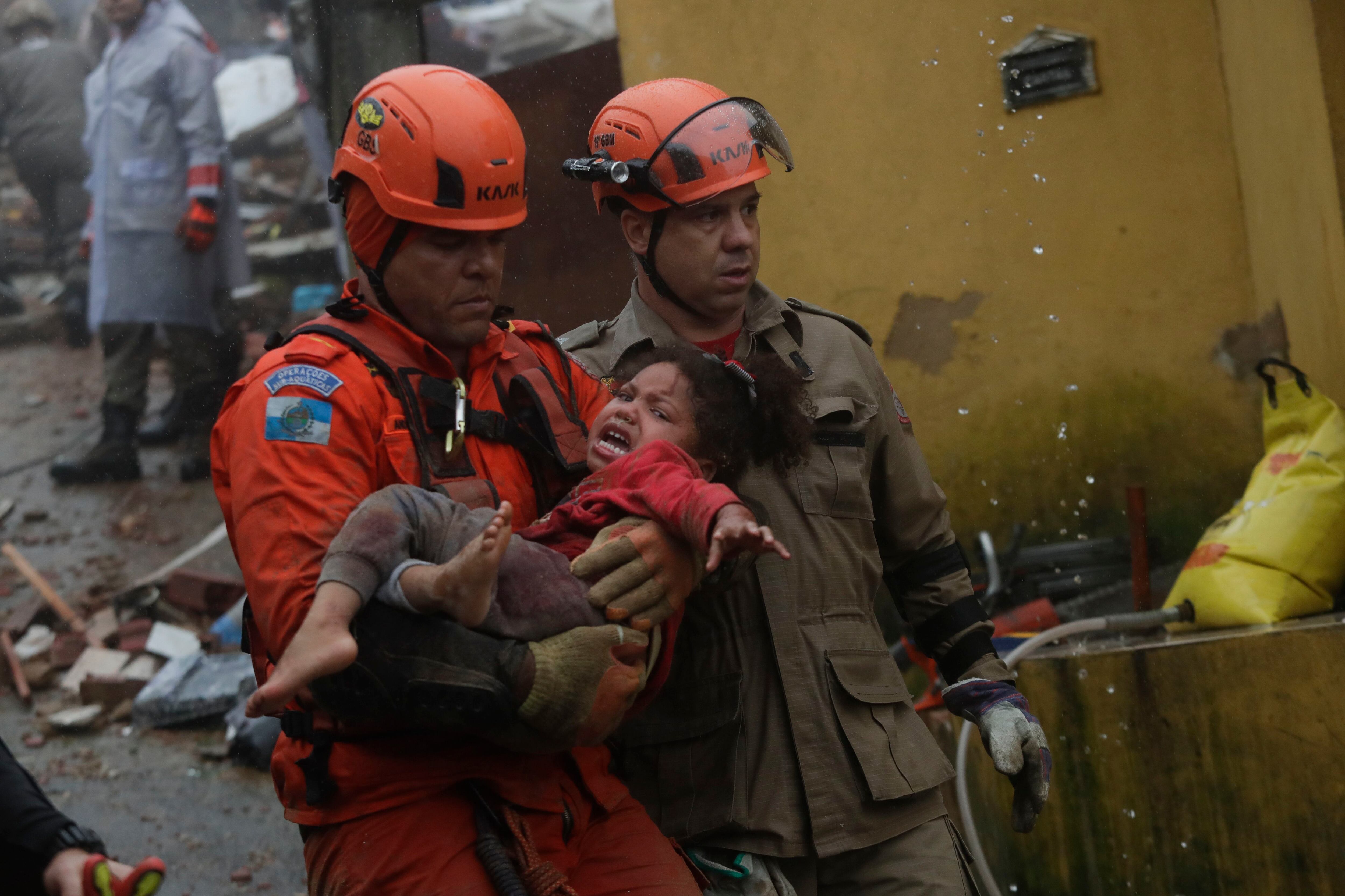 Los cuerpos de rescate buscan sobrevivientes entre los escombros (AP/Bruna Prado) 