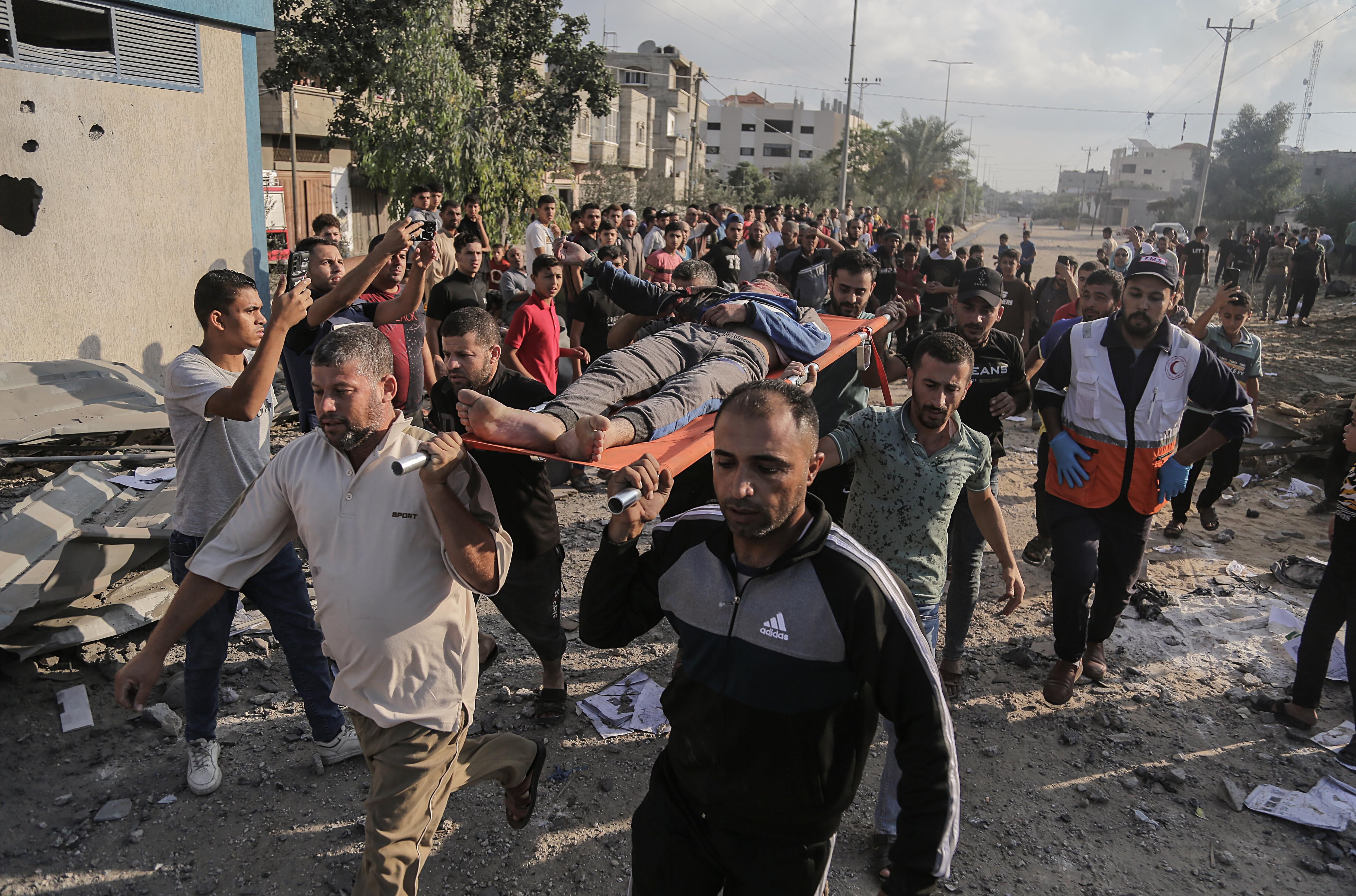 Palestinos buscan cadáveres y supervivientes entre los escombros de un edificio residencial arrasado por un ataque aéreo israelí, en el campo de refugiados de Jan Yunis, en el sur de la Franja de Gaza, el 16 de octubre de 2023. EFE/EPA/HAITHAM IMAD
