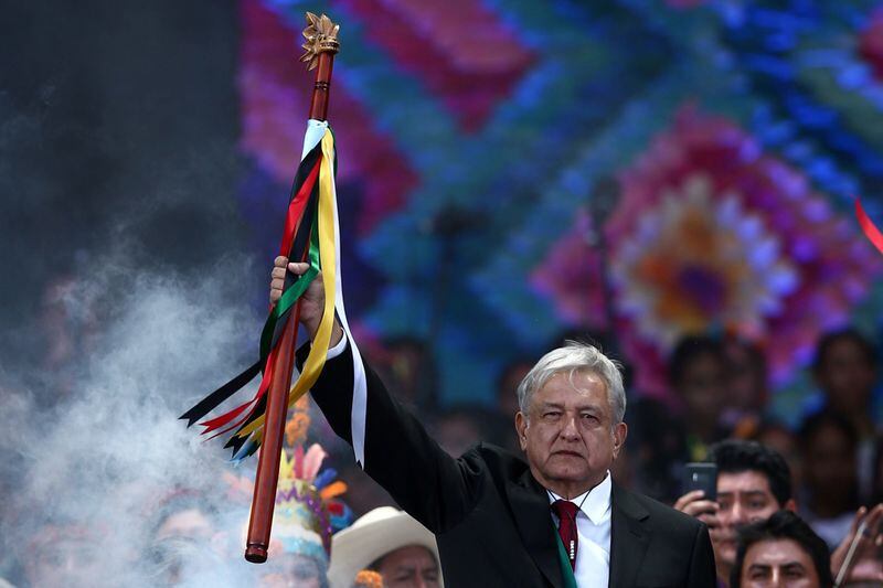 FOTO DE ARCHIVO. El Presidente de México, Andrés Manuel López Obrador, sostiene el bastón de mando recibido de manos de indígenas durante una multitudinaria celebración en la plaza del Zócalo, en Ciudad de México, tras haber asumido la presidencia del país. Diciembre 1, 2018. REUTERS/Edgard Garrido