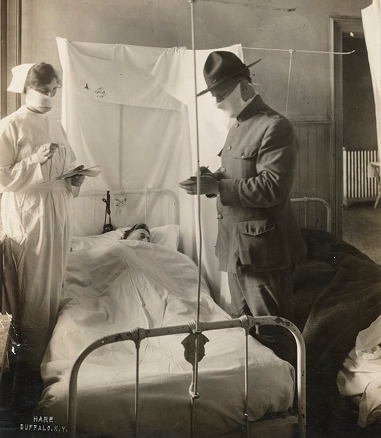 Los hospitales estaban repletos de enfermos y con muy pocas opciones para un tratamiento. En Nueva York, el personal de salud invertía las camas para que los pacientes no respiraran en las caras de los demás (National Archives)