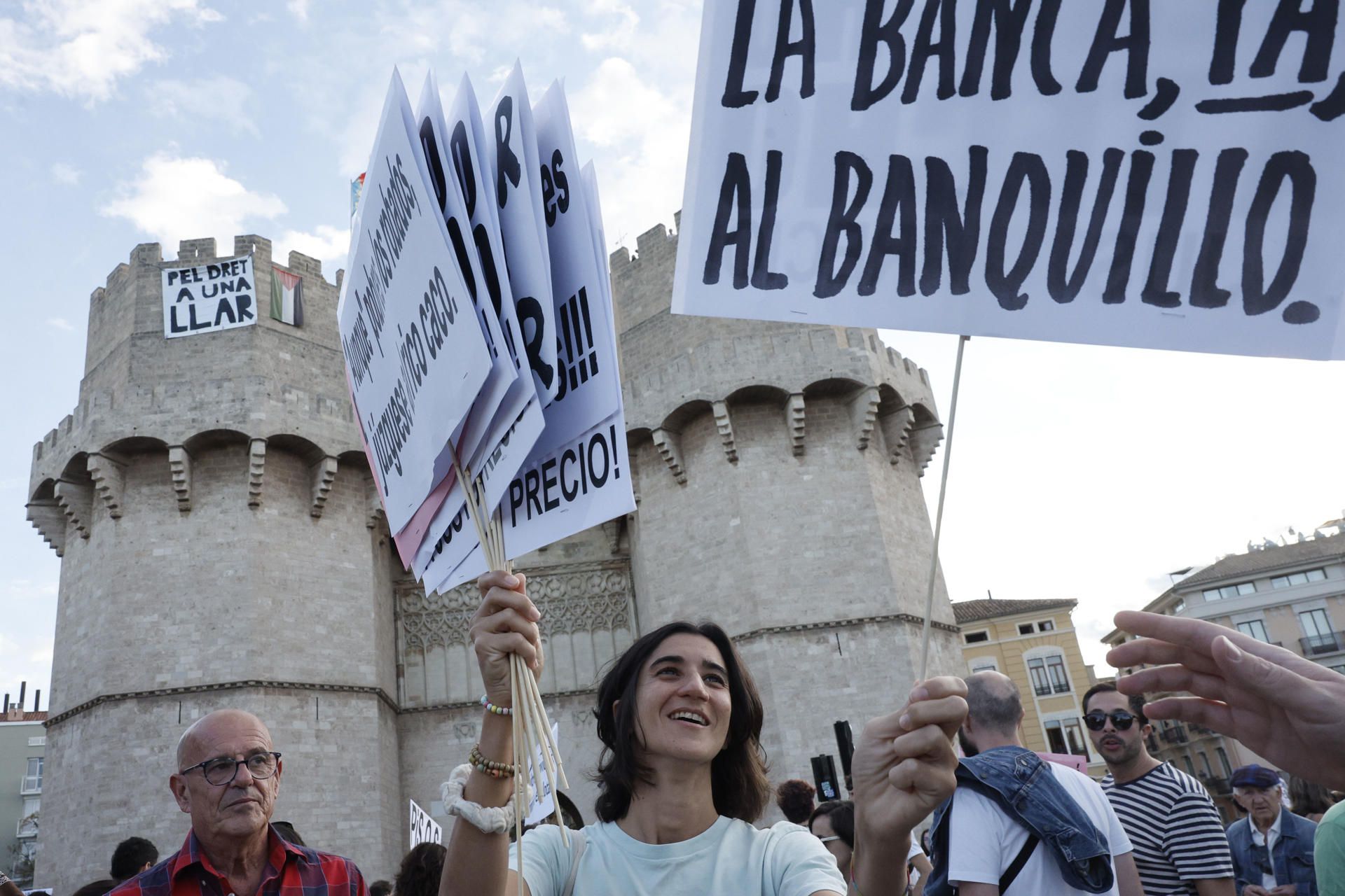 Grupos de personas participan este sábado en una protesta por el derecho a la vivienda en Valencia. (EFE/ Kai Försterling)