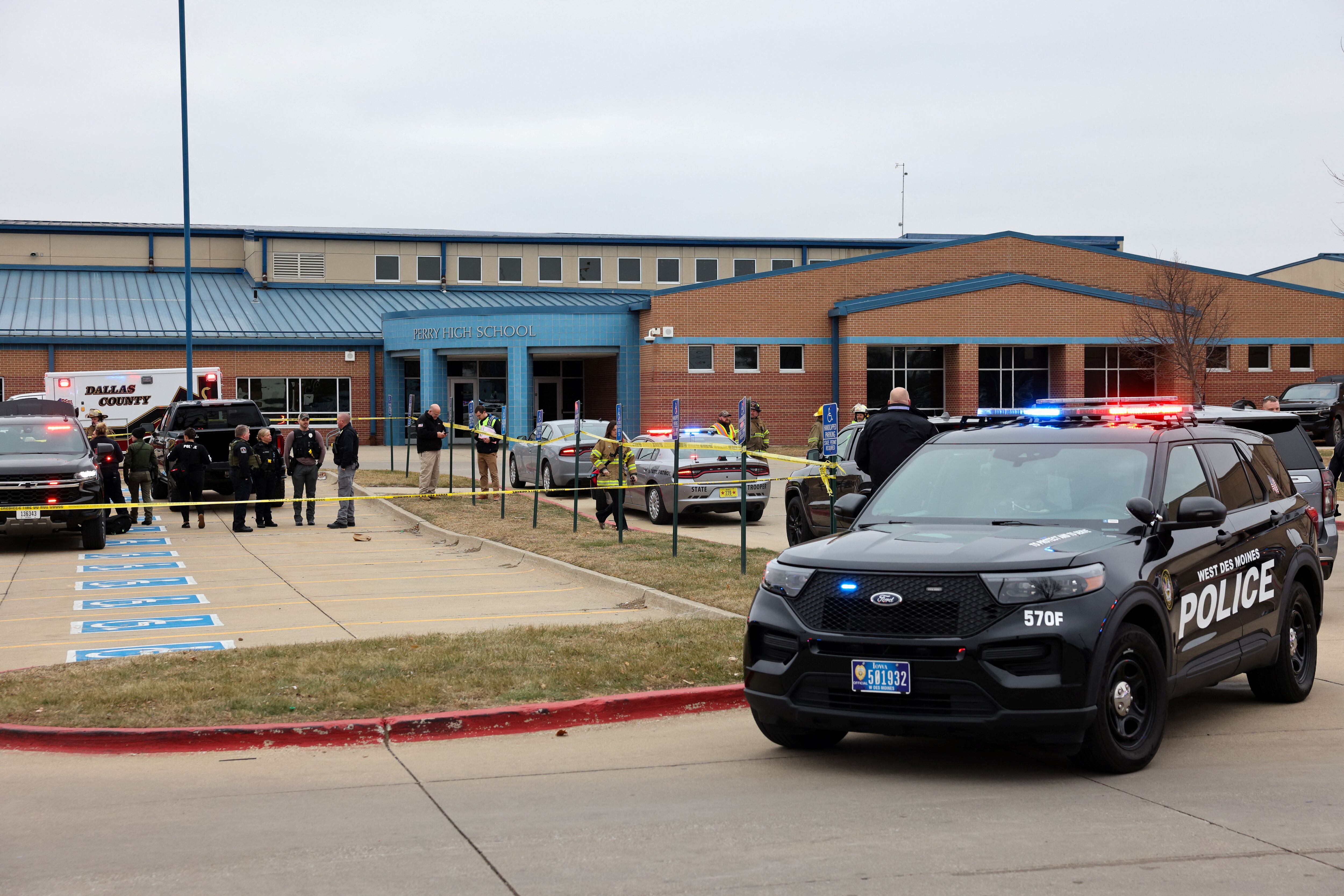 Agentes de la ley trabajan en la escena de un tiroteo en Perry High School en Perry, Iowa, EE.UU., 4 de enero de 2024. REUTERS/Scott Morgan