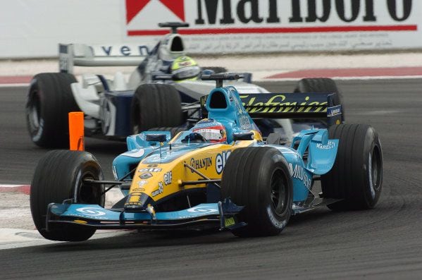 El piloto español Fernando Alonso, durante el primer Gran Premio celebrado en Baréin en 2004 (Steve Etherington/LAT )
