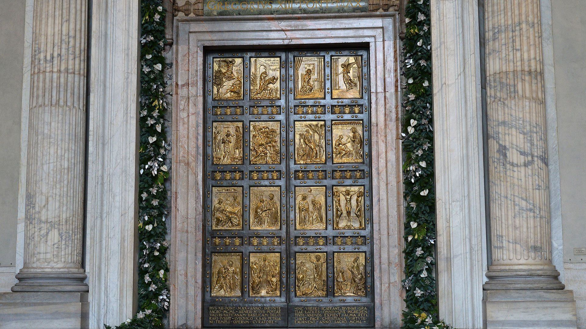 La Puerta Santa de la Basílica de San Pedro en el Vaticano (AFP)