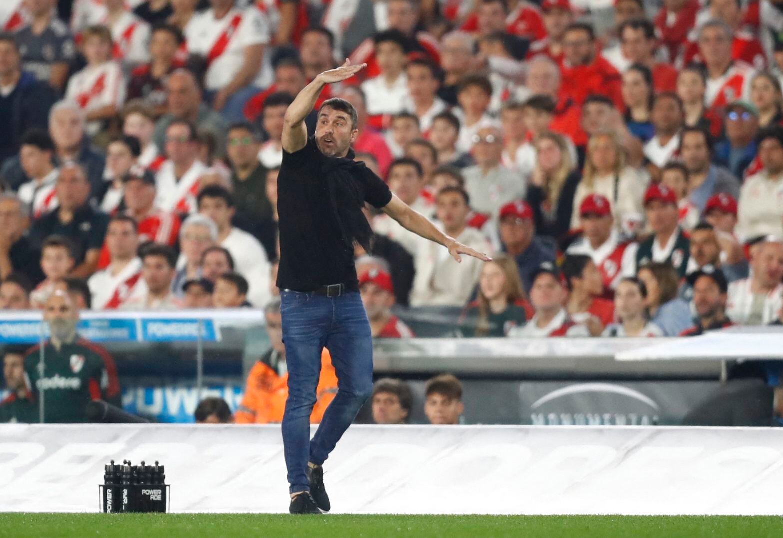 Eduardo Coudet vivió con intensidad desde el banco de suplentes de Inter la serie ante River (REUTERS/Agustin Marcarian)