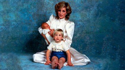 Diana con el príncipe William y un recién nacido Harry en 1984. Shutterstock 