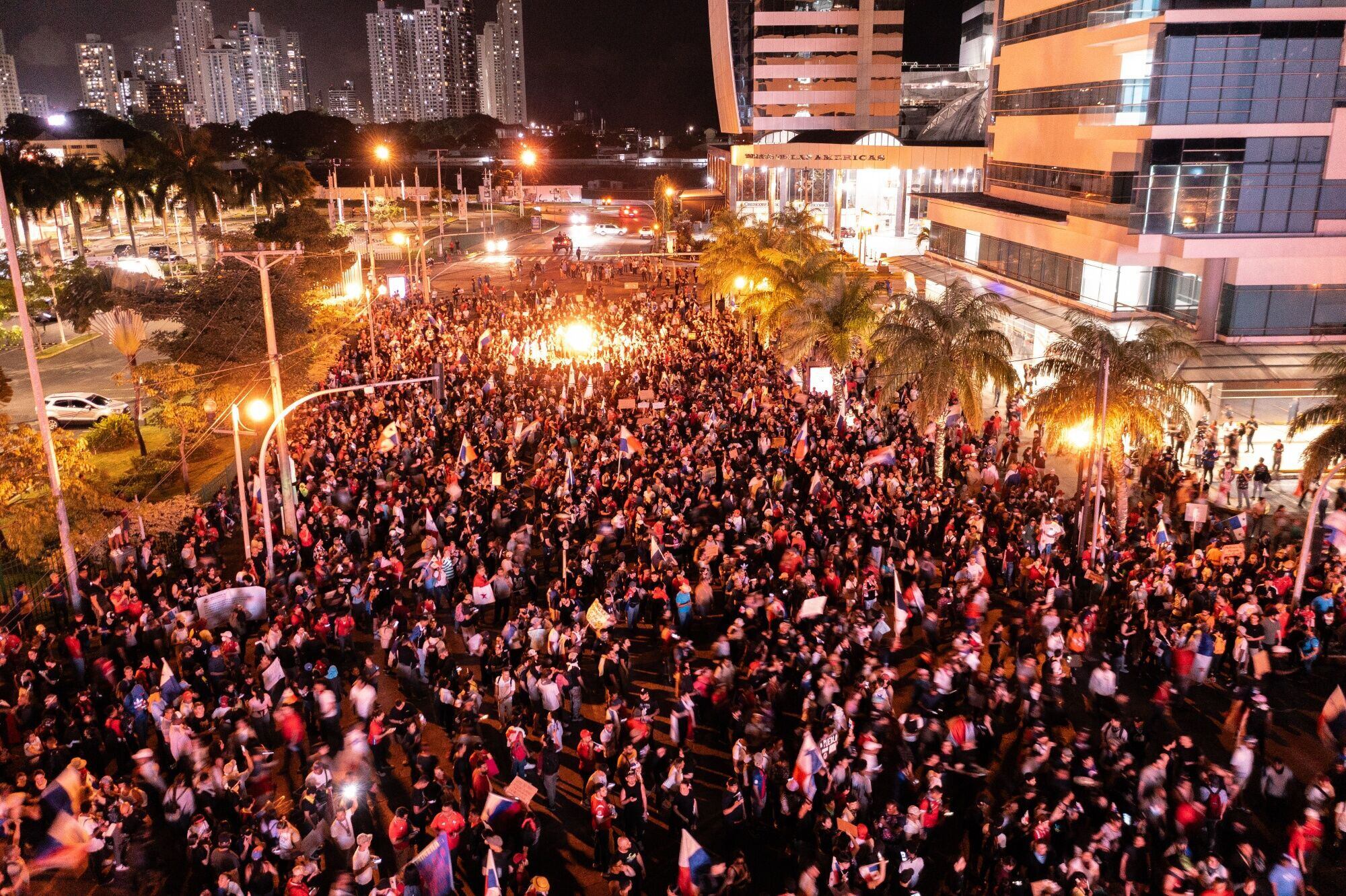 Manifestantes bloquean una carretera durante una protesta contra First Quantum Minerals Ltd. en la ciudad de Panamá, Panamá, el miércoles 25 de octubre de 2023. Fotógrafo: Walter Hurtado/Bloomberg