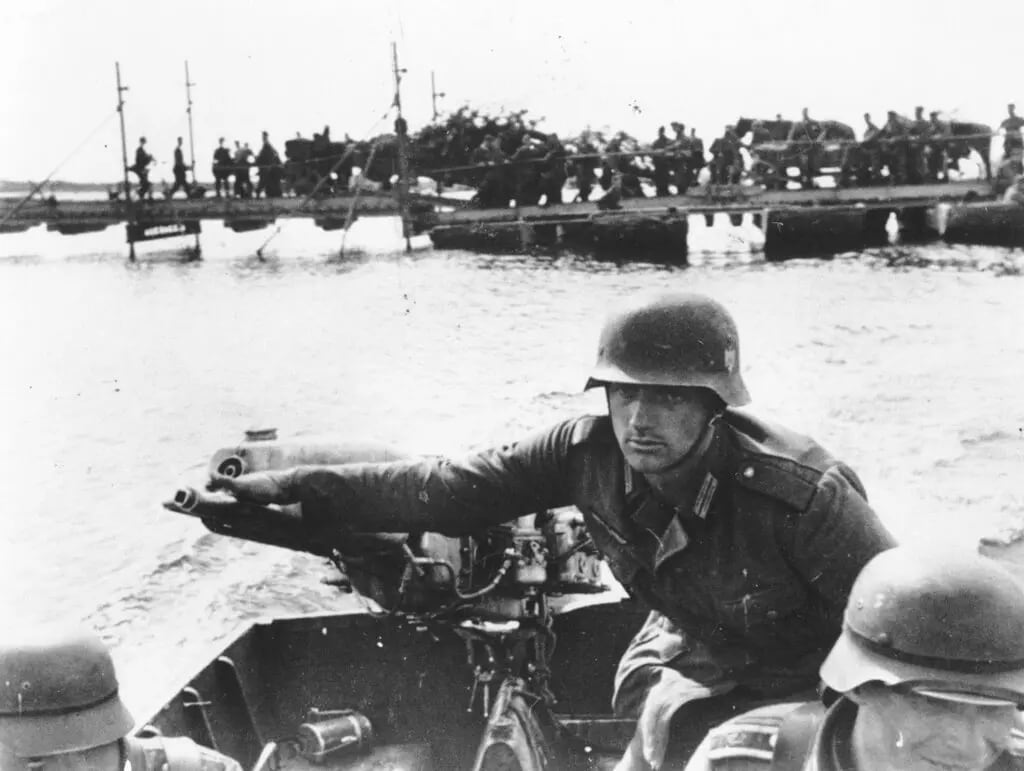 Un soldado alemán cruza el río Dnipro en septiembre de 1941 (AP)