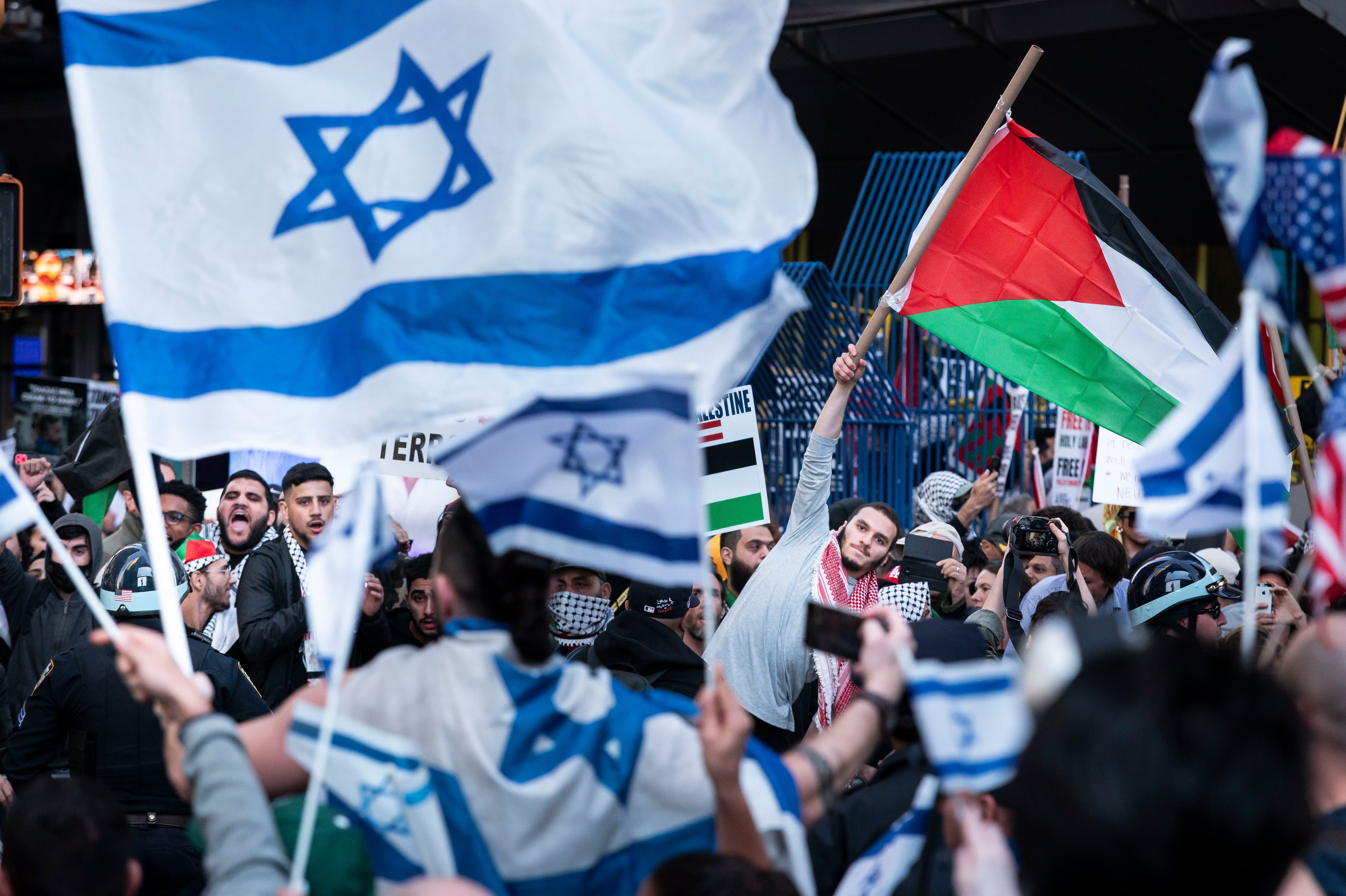 Personas a favor de Palestina se enfrentan a una manifestación al otro lado de la calle en apoyo a Israel en Times Square, en Nueva York (EFE/EPA/Justin Lane)
