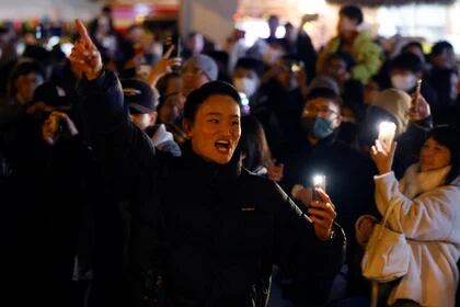 La gente reacciona durante un evento de cuenta regresiva para celebrar el año nuevo en Yokosuka, al sur de Tokio, el 1 de enero de 2024. REUTERS/Kim Kyung-Hoon
