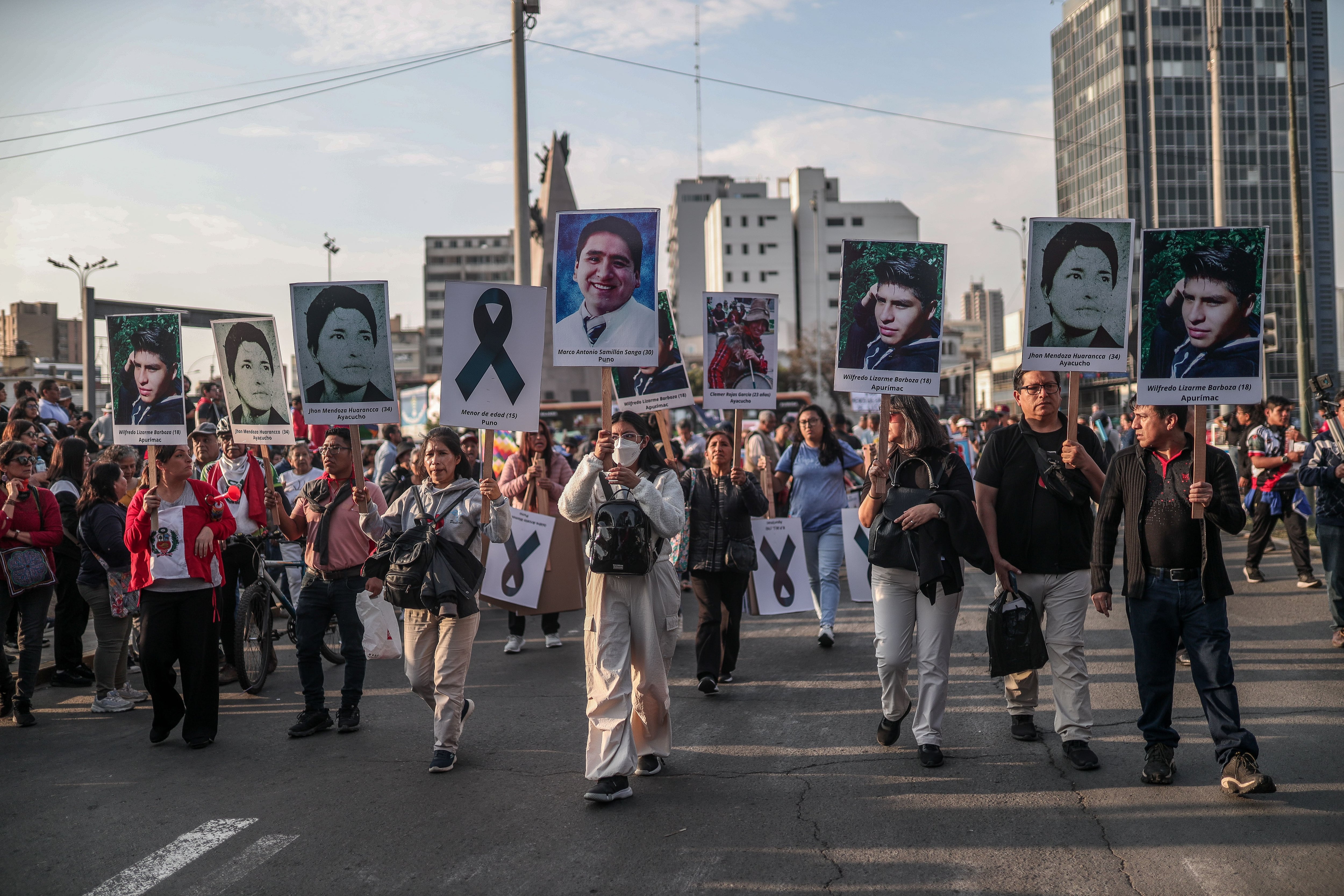 Decenas de personas protestan contra el gobierno de Boluarte en Lima (Perú). Foto: EFE/Aldair Mejía 