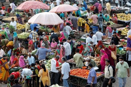 Orang-orang berbelanja di pasar buah dan sayuran terbuka di tengah wabah Penyakit Coronavirus (COVID-19) di Ahmedabad, India.  7 September 2020. (Reuters) / Amit Dev