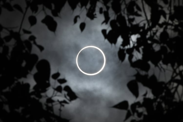La luna eclipsa al sol, en Dindigul, India