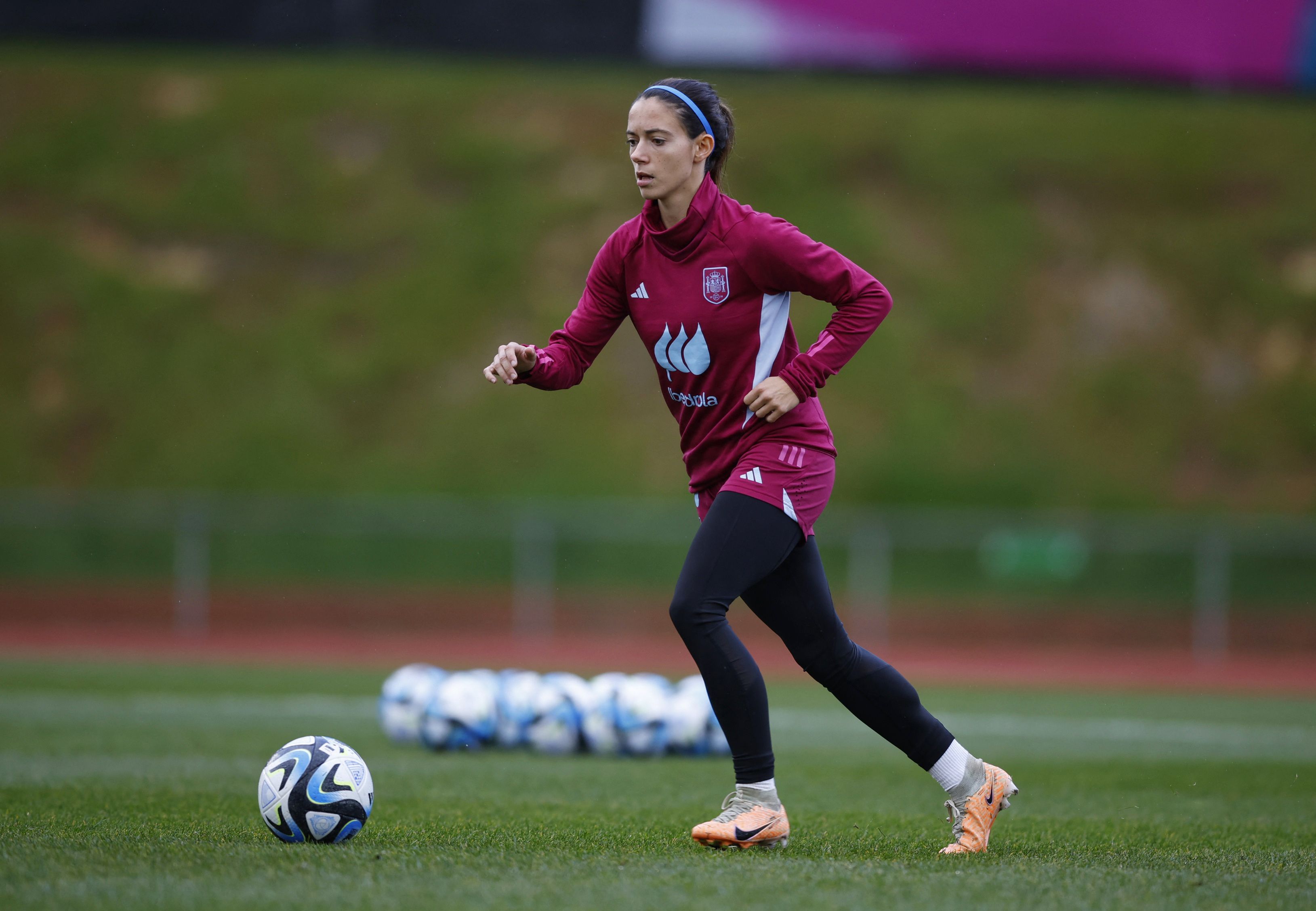 Aitana Bonmatí entrenándose con España (REUTERS/Amanda Perobelli)