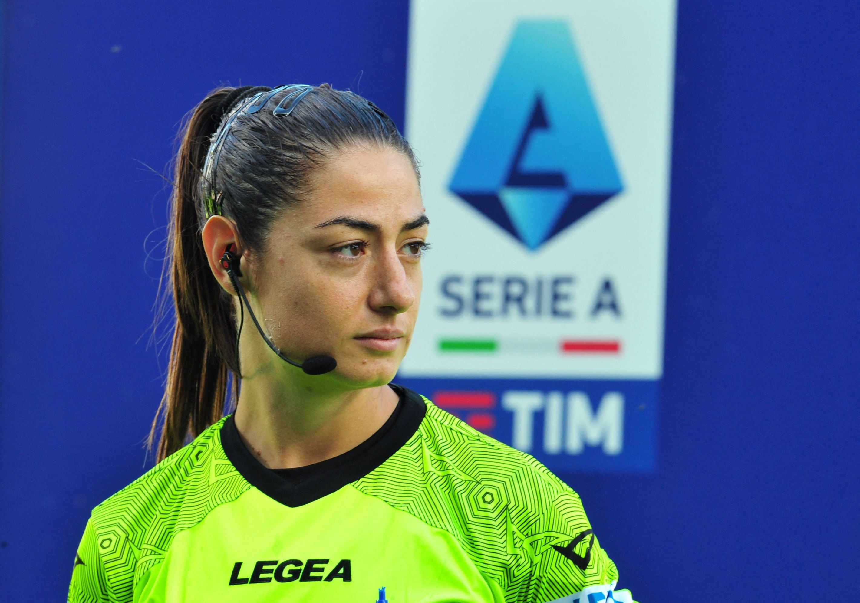 Maria Sole Ferrieri fue la primera mujer en arbitrar un partido de Serie A y ahora será la primera en dirigir a la selección peruana. (Jennifer Lorenzini/ Reuters)