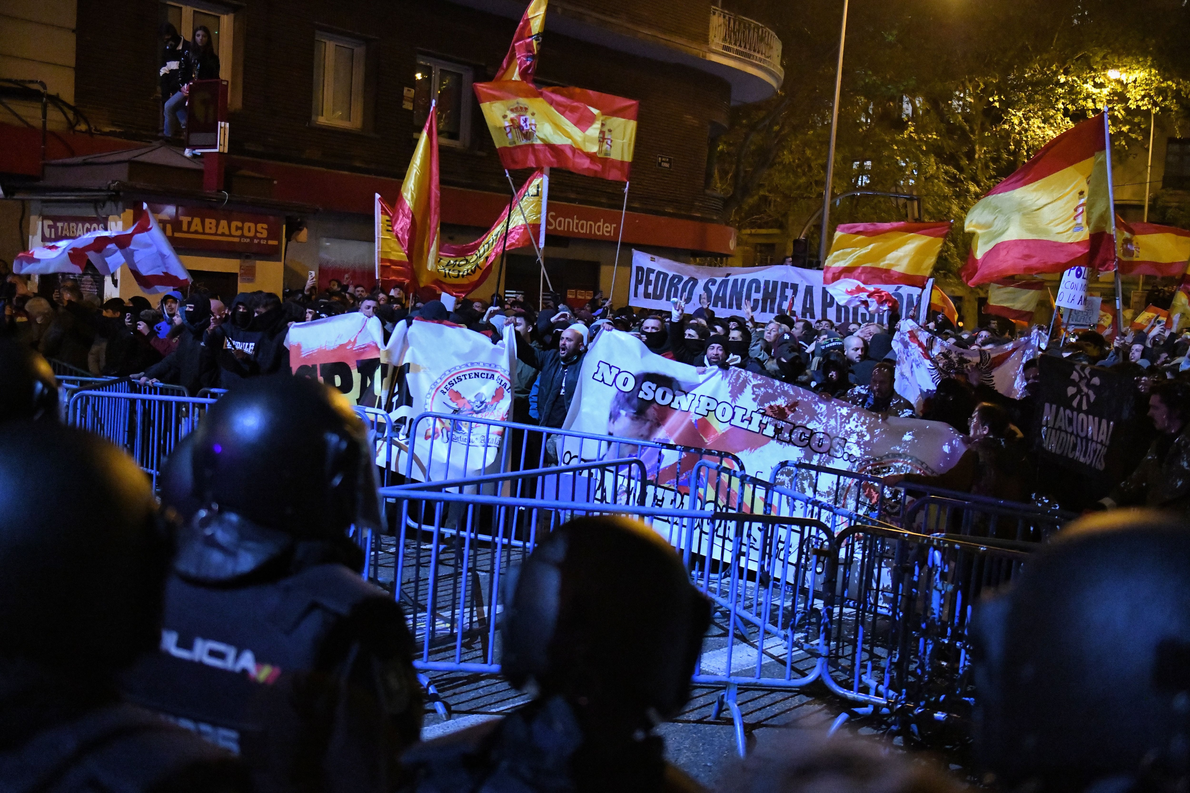 Decenas de manifestantes tras las vallas que les separaban de la Policía en la calle Ferraz. (Fernando Sánchez) 