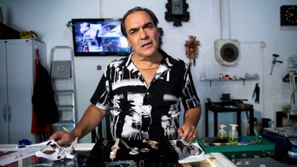 Luis Mario Vitette Sellanes atiende su joyería en Uruguay.