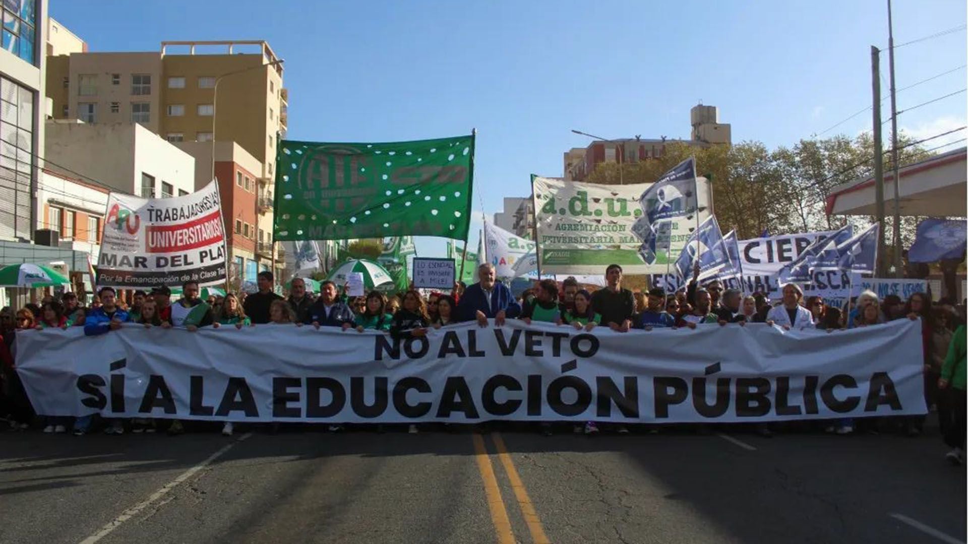 Marcha universitaria en Mar del Plata contra el veto de Milei 