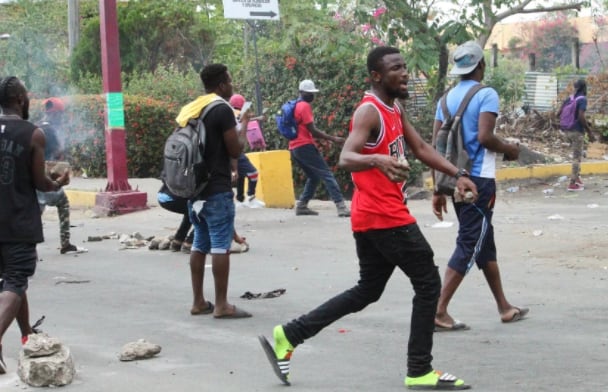 Migrantes africanos e haitianos entraram em confronto com agentes da Guarda Nacional em Tapachula Chiapas. (Foto: EFE/Juan Manuel Blanco)