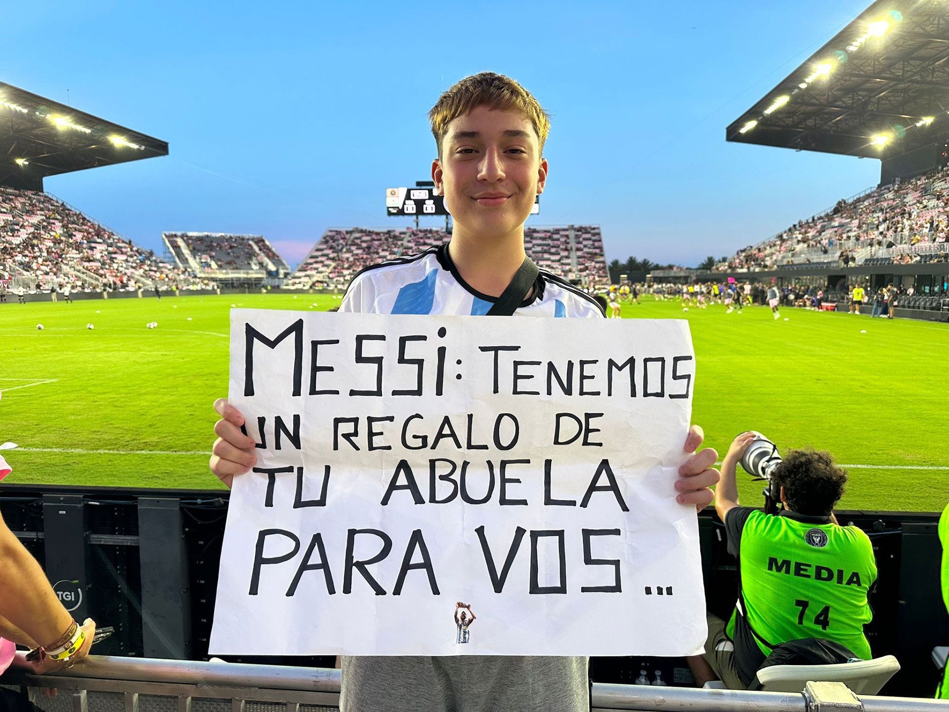 Benjamin vino desde Buenos Aires y tiene un obsequio para Messi, un retrato de su abuela