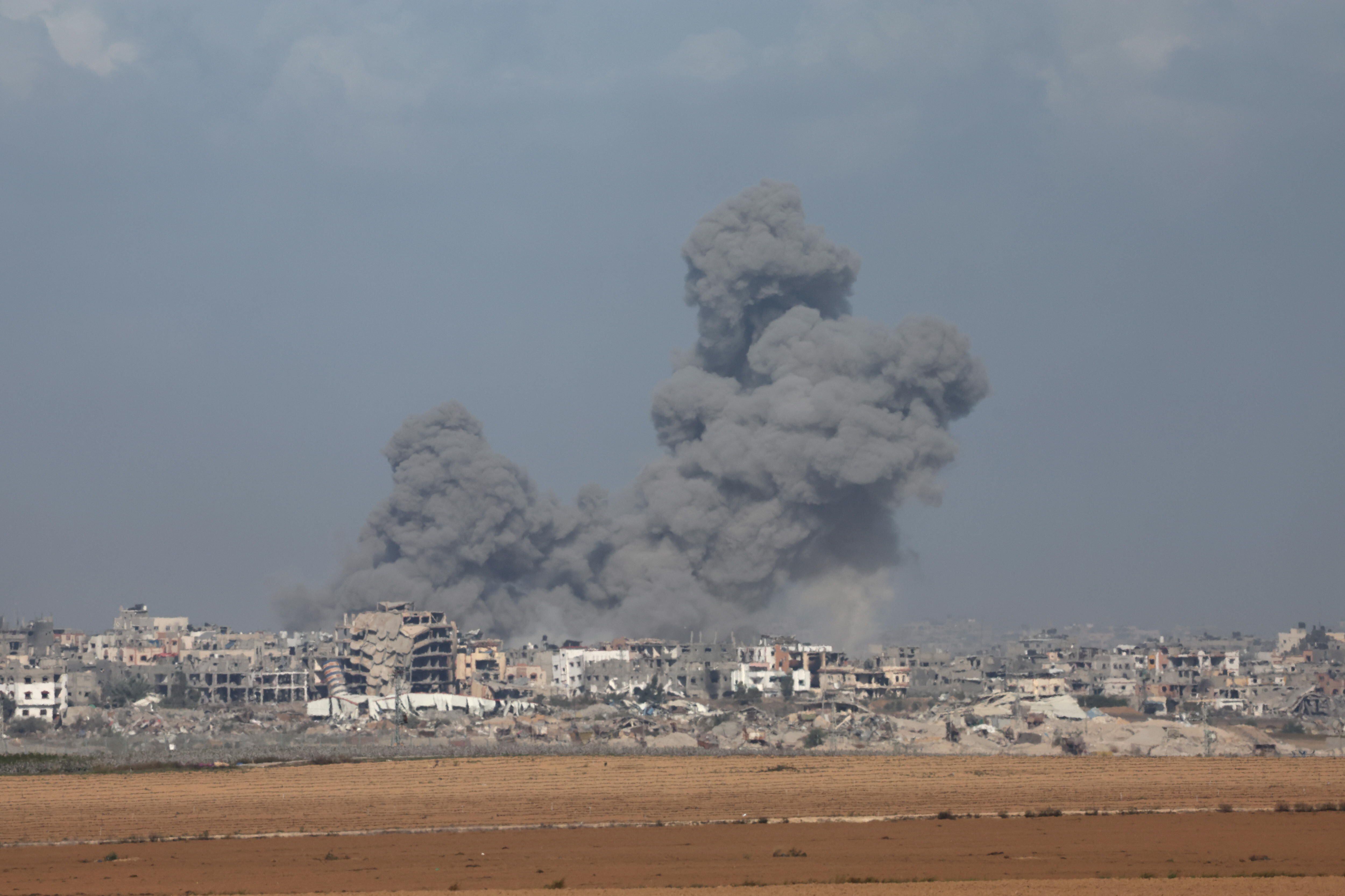 Humo tras un bombardeo israelí en el distrito Shejaiya de Gaza. EFE/EPA/ATEF SAFADI
