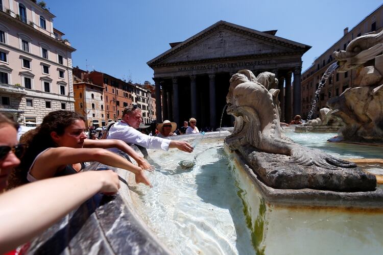 En Roma, las fuentes de la ciudad reciben a turistas y locales para beber agua y refrescarse, en una urbe que soporta calor todos los veranos, pero, especialmente, estas jornadas (Reuters)